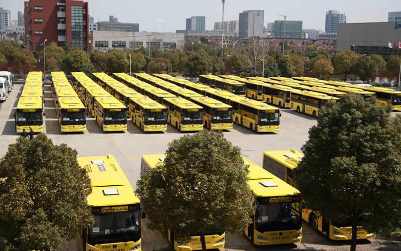 2015年，120臺SLK6109校車在申龍工廠整裝待發沙特市場。