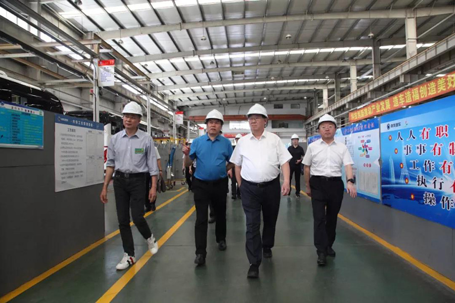2021年6月7日山東省菏澤市人大常委會主任、黨組書記尹玉明、菏澤市政府副市長曹升靈等一行蒞臨上海申龍考察調研