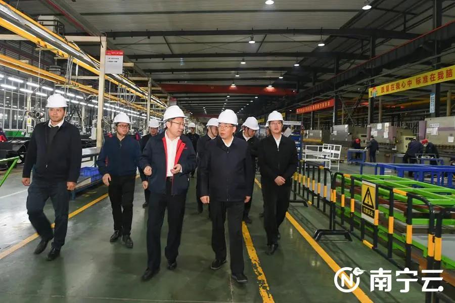 2021年12月20日自治區黨委常委、南寧市委書記徐海榮、代市長廖立勇一行到廣西申龍調研接待工作